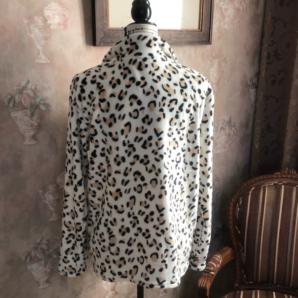 M AVAILABLE LEOPARD PRINT ZIP FRONT PLUSH TOP NWT - Picture 4 of 4